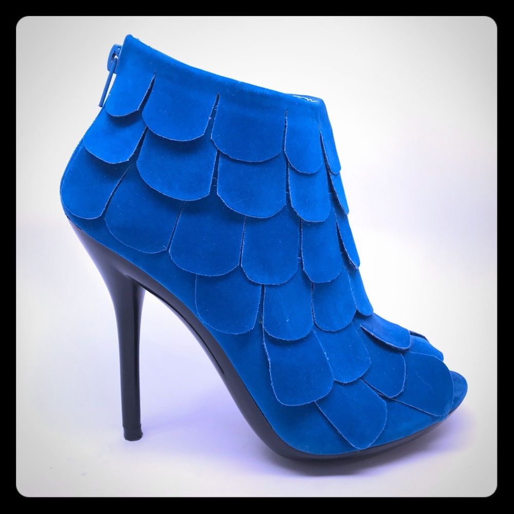 ✨FREE gift 🎁!  Blue Faux Suede Low Ankle Boots Petals Black Heel